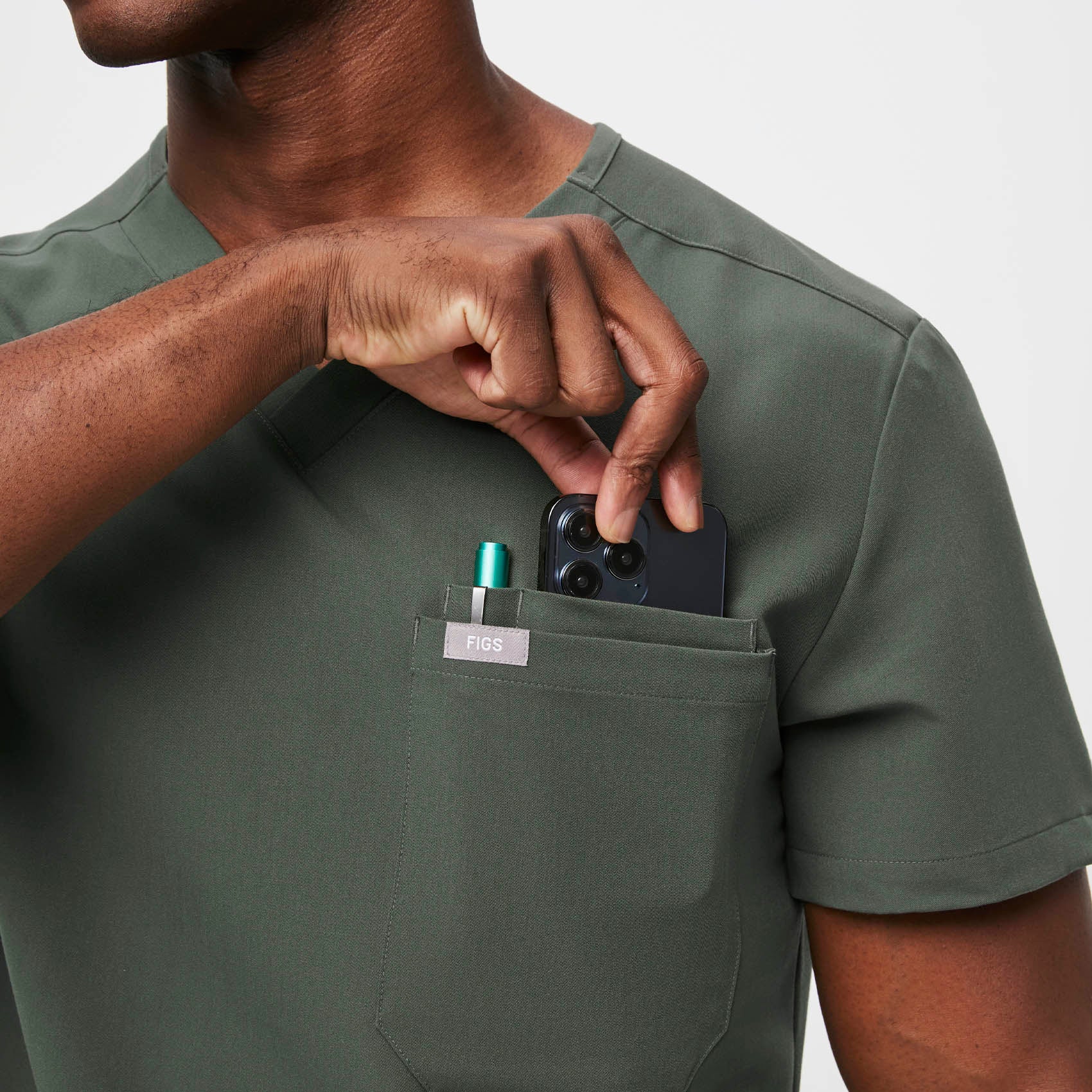 Men’s Slim Leon™ ThreePocket Scrub Top Moss · FIGS