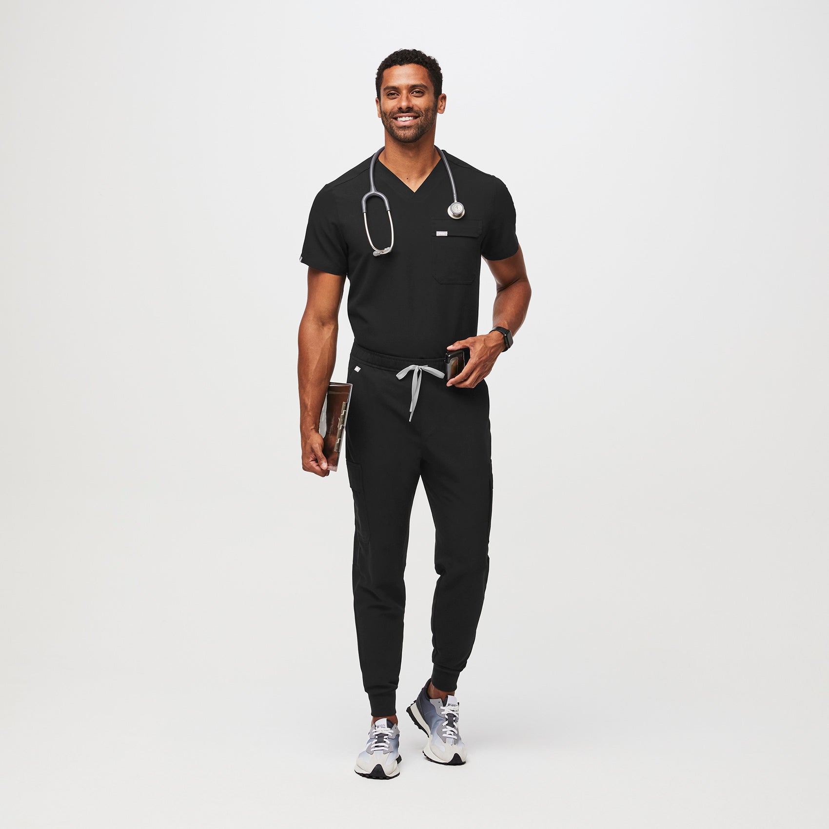 https://cdn.shopify.com/s/files/1/0139/8942/products/Mens-TansenCargo-Black-M-2.jpg?v=1662135316