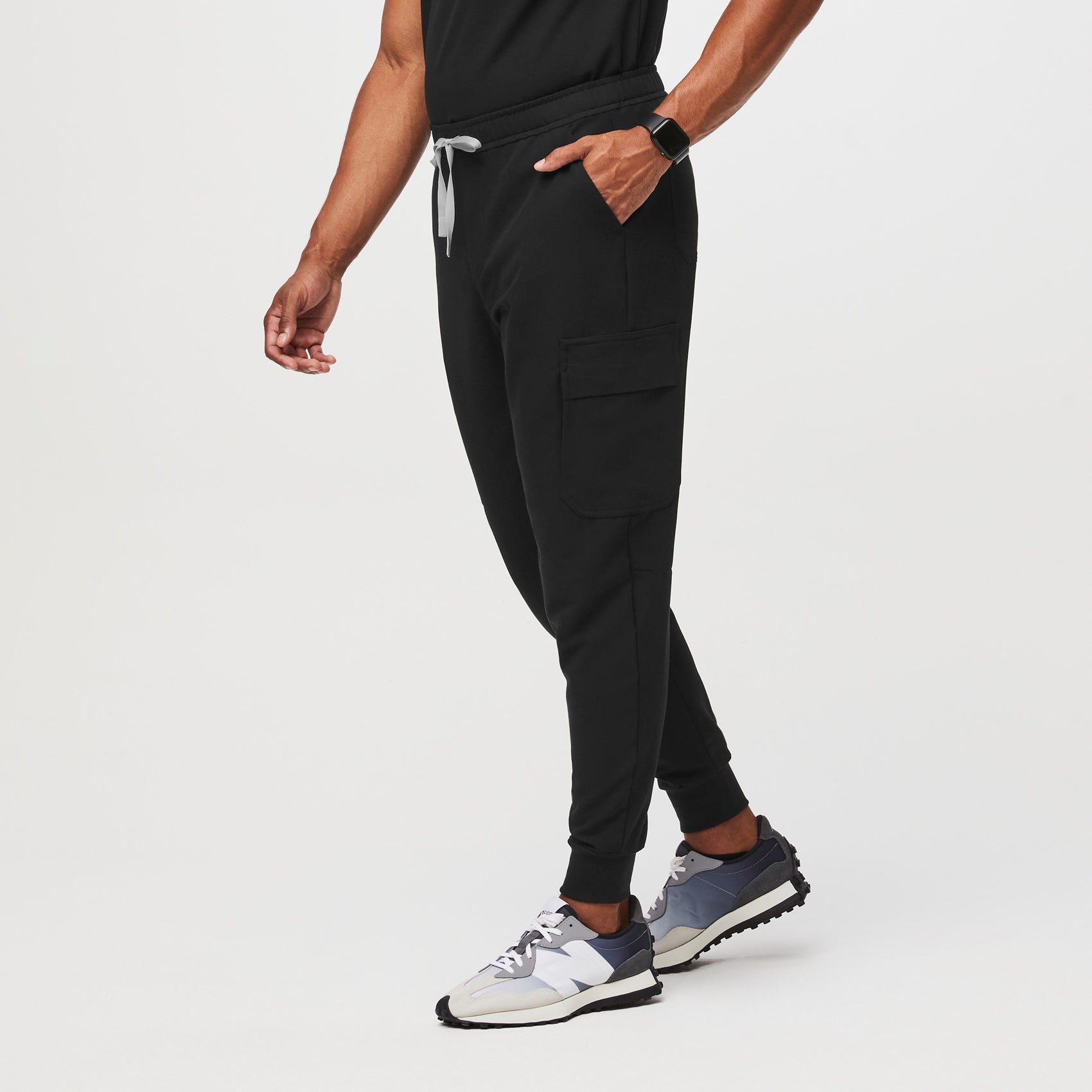 https://cdn.shopify.com/s/files/1/0139/8942/products/Mens-TansenCargo-Black-M-3.jpg?v=1662135317