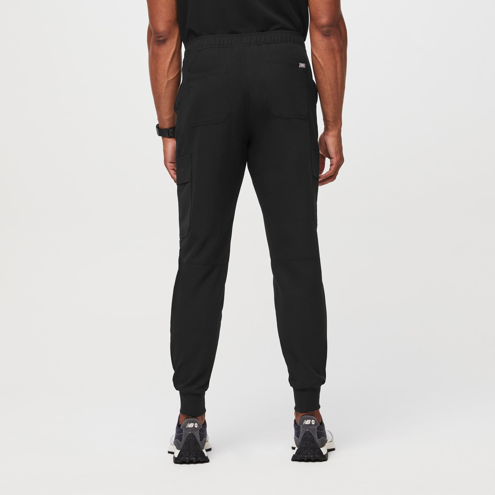 https://cdn.shopify.com/s/files/1/0139/8942/products/Mens-TansenCargo-Black-M-4.jpg?v=1662135316