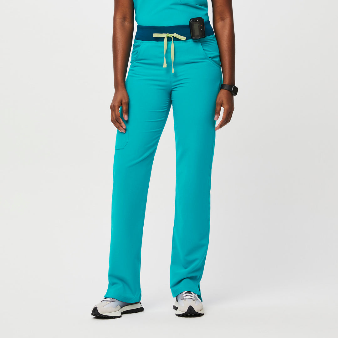 Women’s HighWaisted Kade™ cargo scrub pants · FIGS