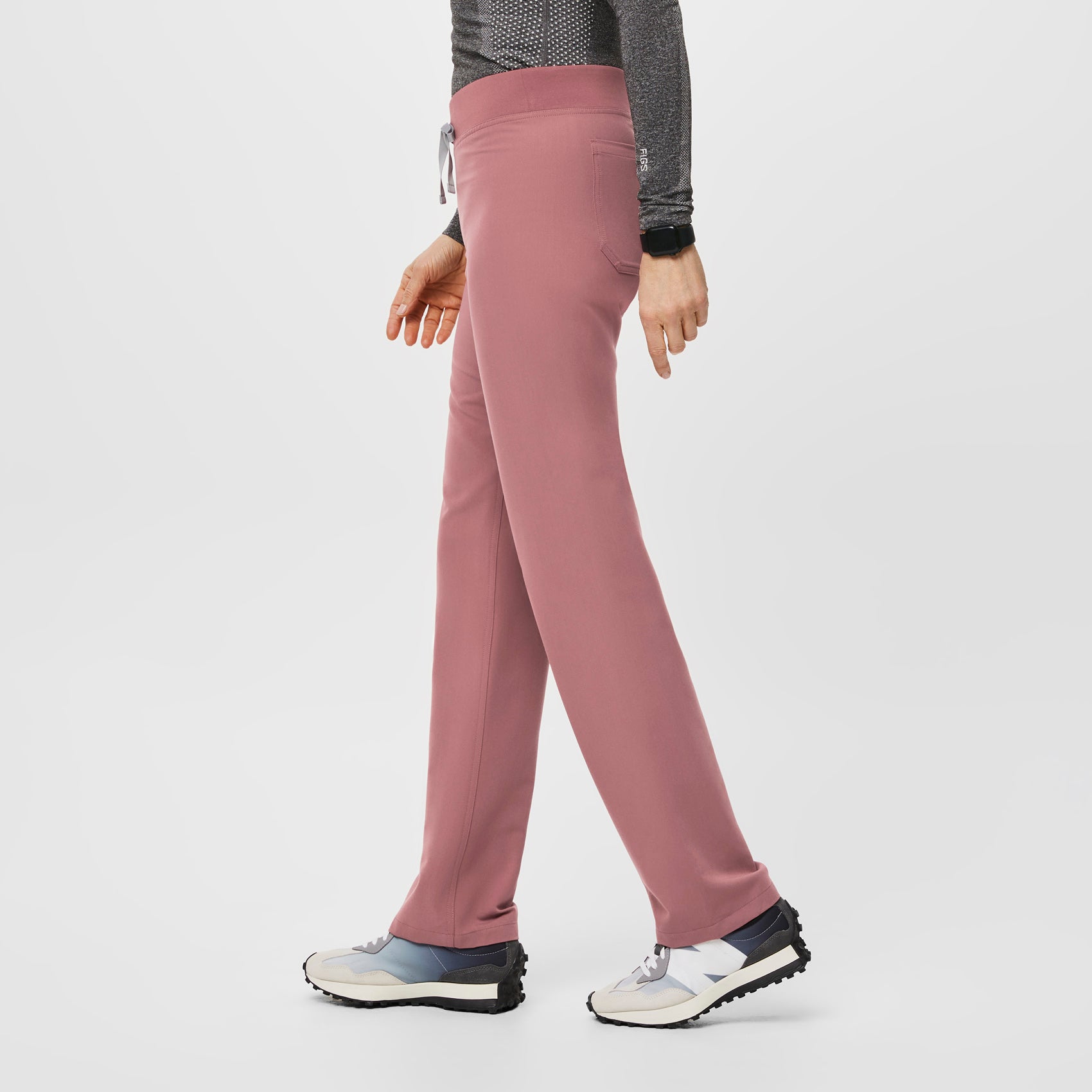 https://cdn.shopify.com/s/files/1/0139/8942/products/Q1_2022_12_AUG-22-MAUVE_LIVINGSTON_W_TERA_18356.jpg?v=1674749503