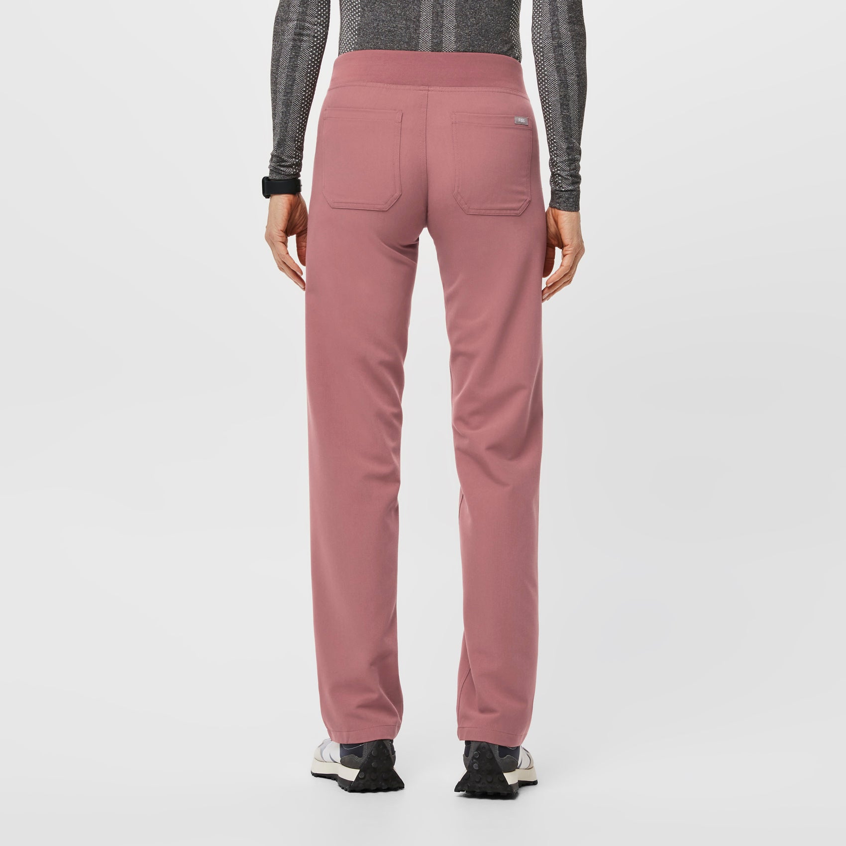 https://cdn.shopify.com/s/files/1/0139/8942/products/Q1_2022_12_AUG-22-MAUVE_LIVINGSTON_W_TERA_18364_bb47ab8a-8918-48b8-a1a8-45e1b212d123.jpg?v=1674749503