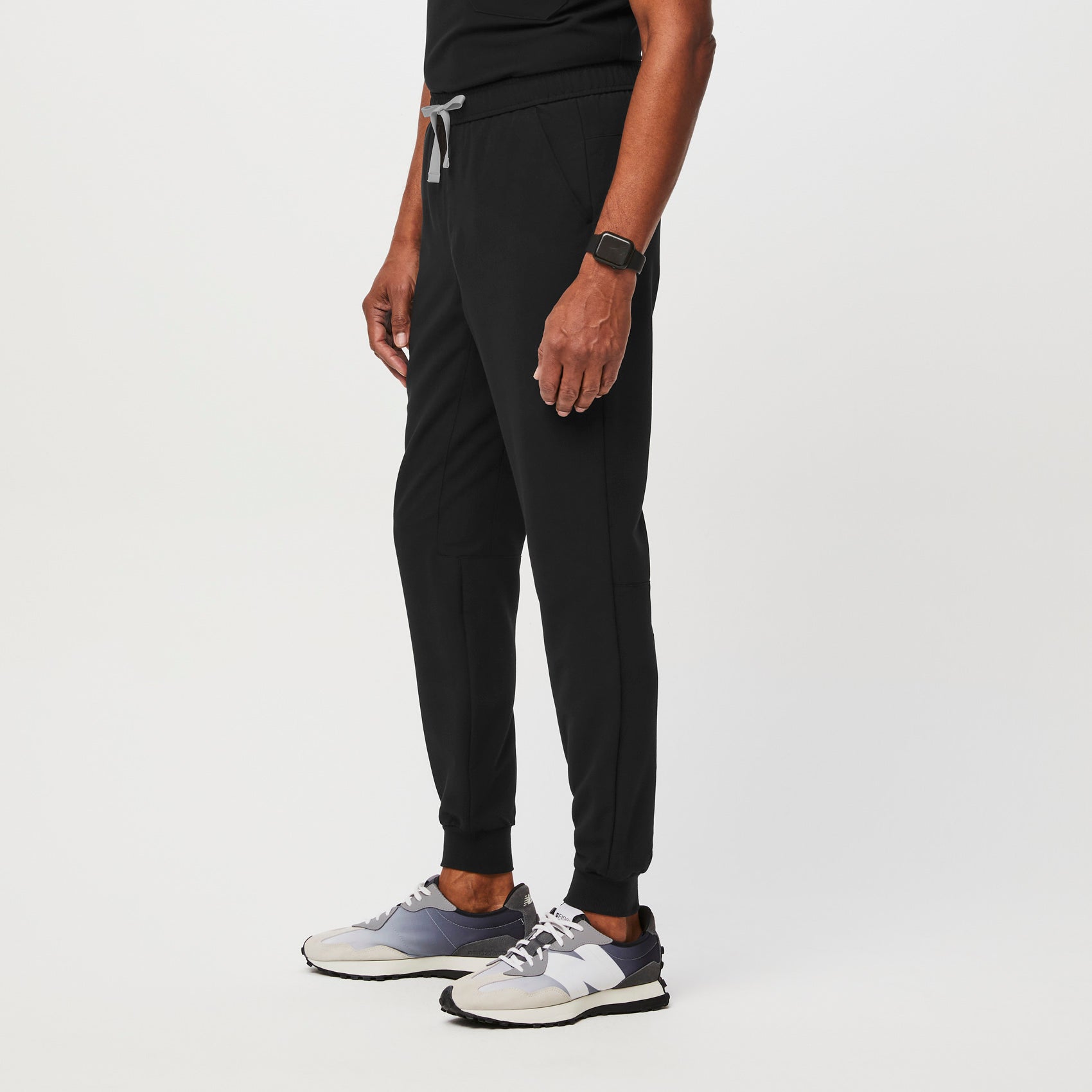 https://cdn.shopify.com/s/files/1/0139/8942/products/Q1_2022_12_BLACK_TANSENSLIM_M_MOOSE_15574_ab06ac58-ac6e-4c44-90c0-8a927743a4d5.jpg?v=1673563811