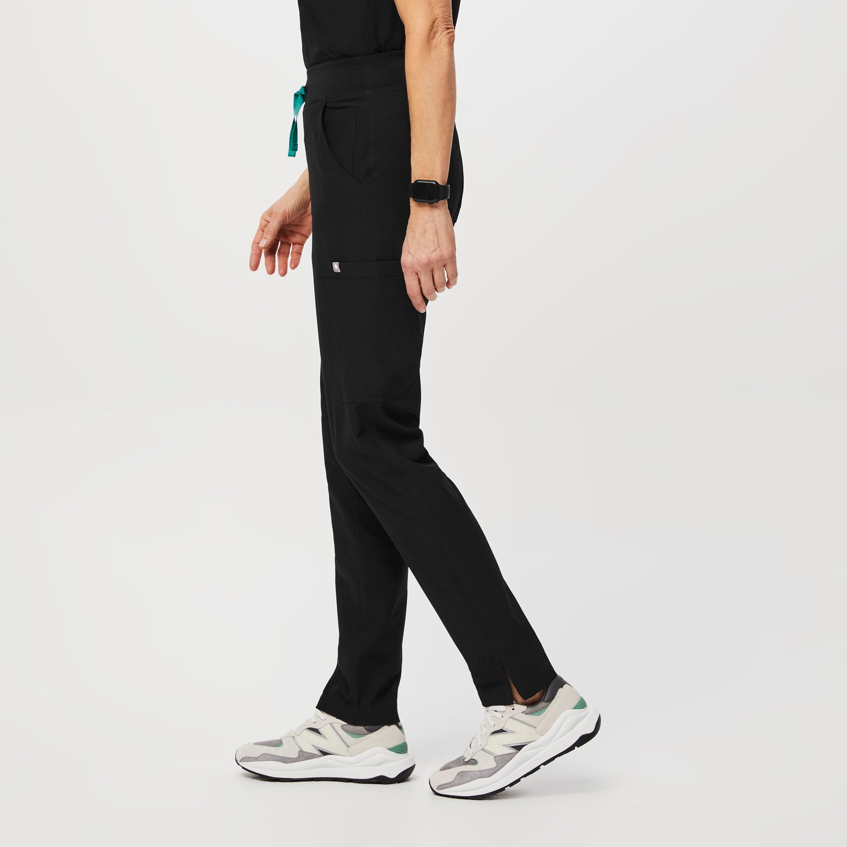 https://cdn.shopify.com/s/files/1/0139/8942/products/Q1_2022_12_FREEX-BLACK_HW-YOLA_W_TERA_18544_c1a32484-0be7-4264-be36-c8f6229165e6.jpg?v=1679501018