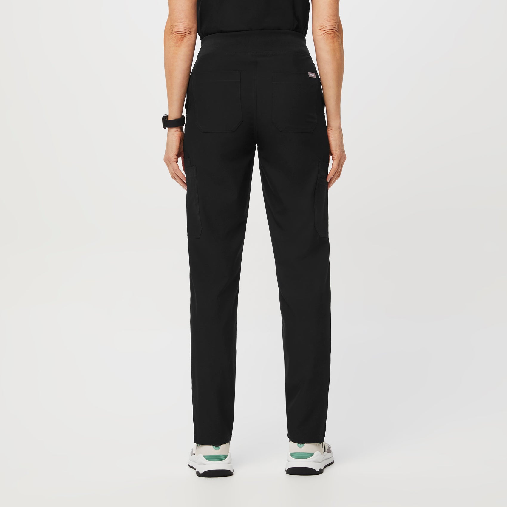 https://cdn.shopify.com/s/files/1/0139/8942/products/Q1_2022_12_FREEX-BLACK_HW-YOLA_W_TERA_18547_d425e986-4183-47b9-ad19-5f4dc2e87318.jpg?v=1679501018