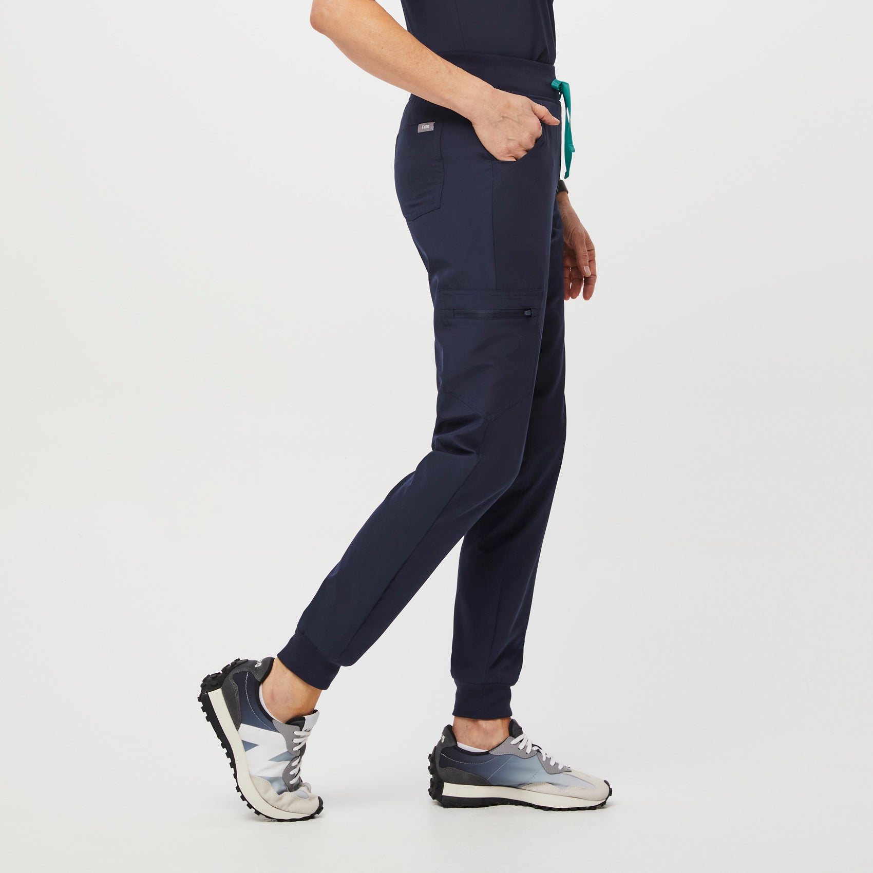 https://cdn.shopify.com/s/files/1/0139/8942/products/Q1_2022_12_FREEX-NAVY_HW-ZAMORA_W_TERA_180941.jpg?v=1679501764