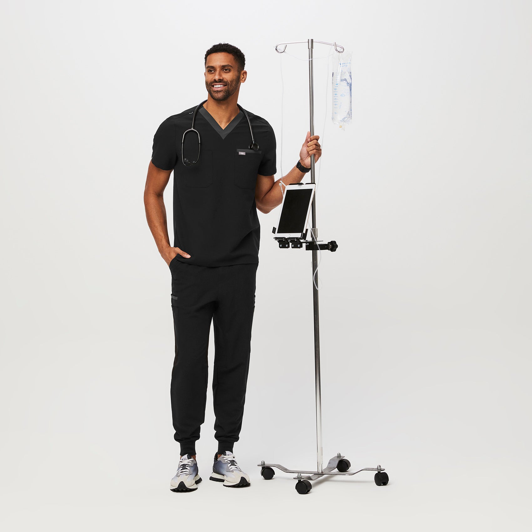 https://cdn.shopify.com/s/files/1/0139/8942/products/Q1_2023_01_BLACK_DOUBLE-DUTY-LEON_M_GABE_20147.jpg?v=1681344780