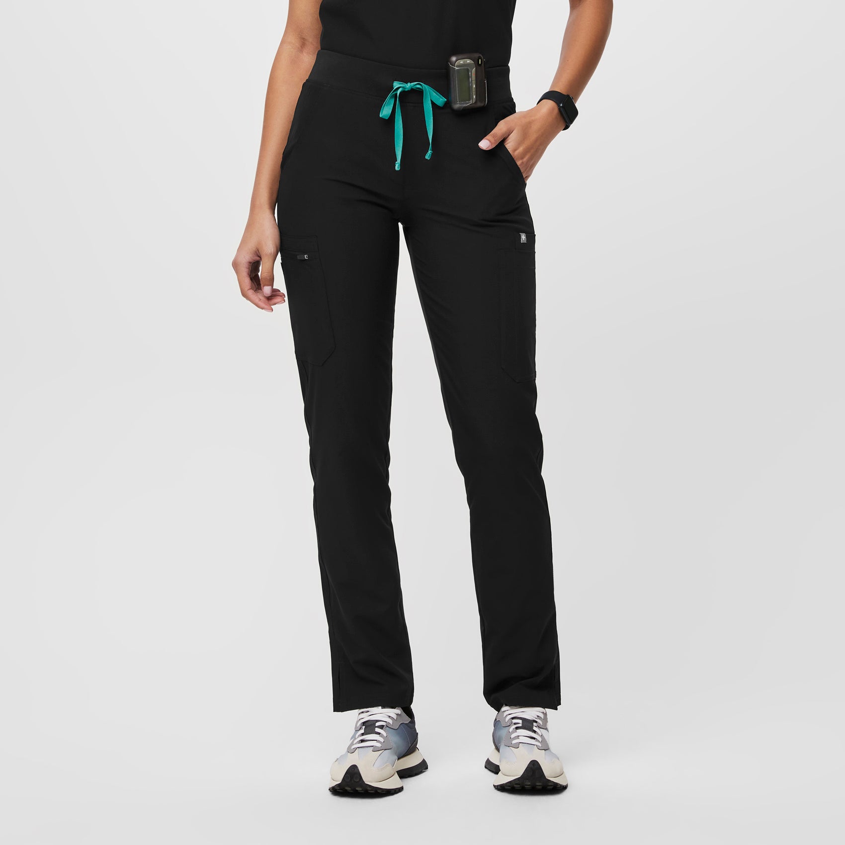 https://cdn.shopify.com/s/files/1/0139/8942/products/Q1_2023_01_FREE-X-BLACK_YOLA-YOGA_W_NATALIE_23721_7ed3b633-9ce9-4ab1-a92b-bf70cd9f6c5d.jpg?v=1679502779