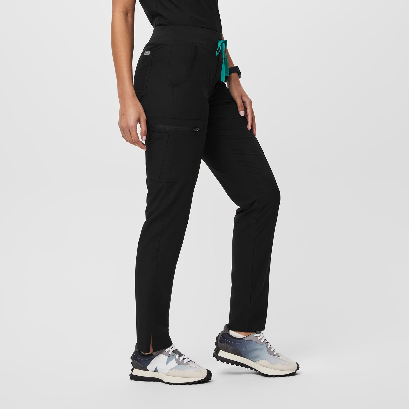 https://cdn.shopify.com/s/files/1/0139/8942/products/Q1_2023_01_FREE-X-BLACK_YOLA-YOGA_W_NATALIE_23755_f22664e0-b1a8-4598-9a41-0c2ea2831c91.jpg?v=1679502779