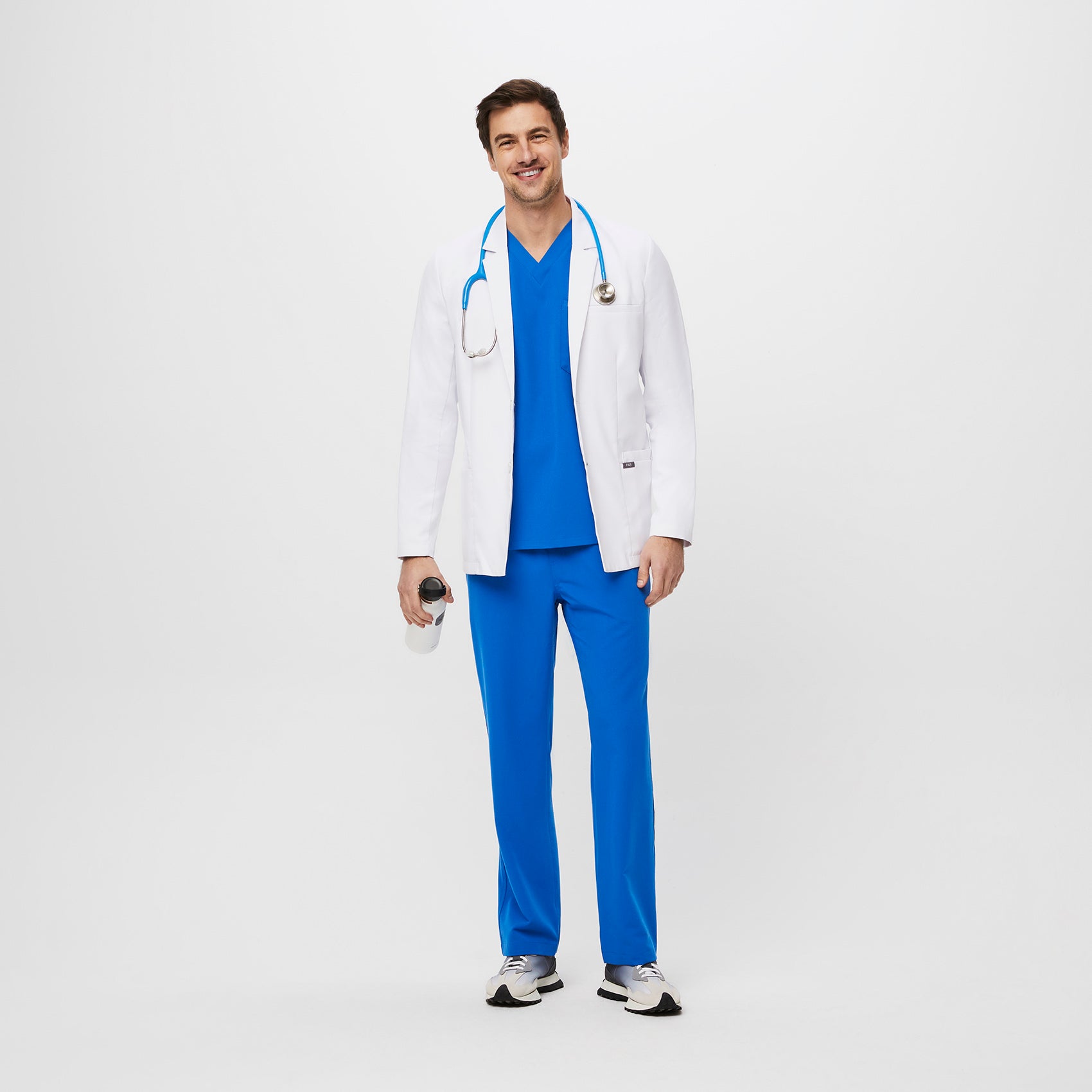https://cdn.shopify.com/s/files/1/0139/8942/products/Q1_2023_01_ROYAL-BLUE_WHITE-COAT-KIT_M_NORBI_18783.jpg?v=1675695991