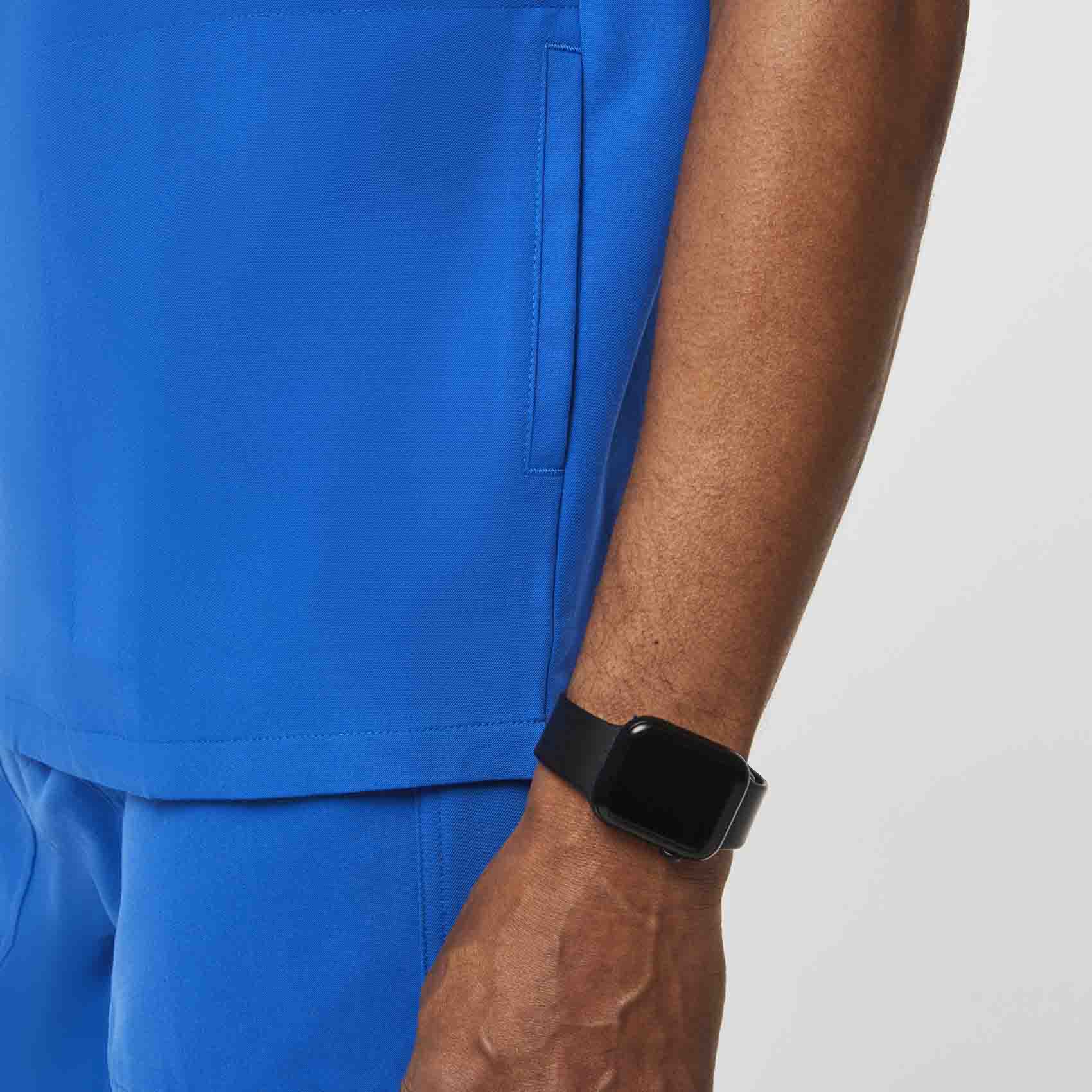 https://cdn.shopify.com/s/files/1/0139/8942/products/Q1_2023_02_ROYAL-BLUE_CHISEC_CORE-REFRESH_M_MOOSE_38234.jpg?v=1679953847