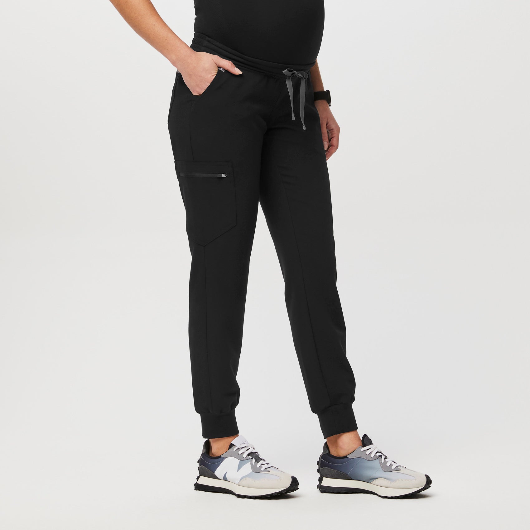 https://cdn.shopify.com/s/files/1/0139/8942/products/Q1_2023_03_BLACK_ZAMORA-MATERNITY_W_TASHA_51388.jpg?v=1679322551