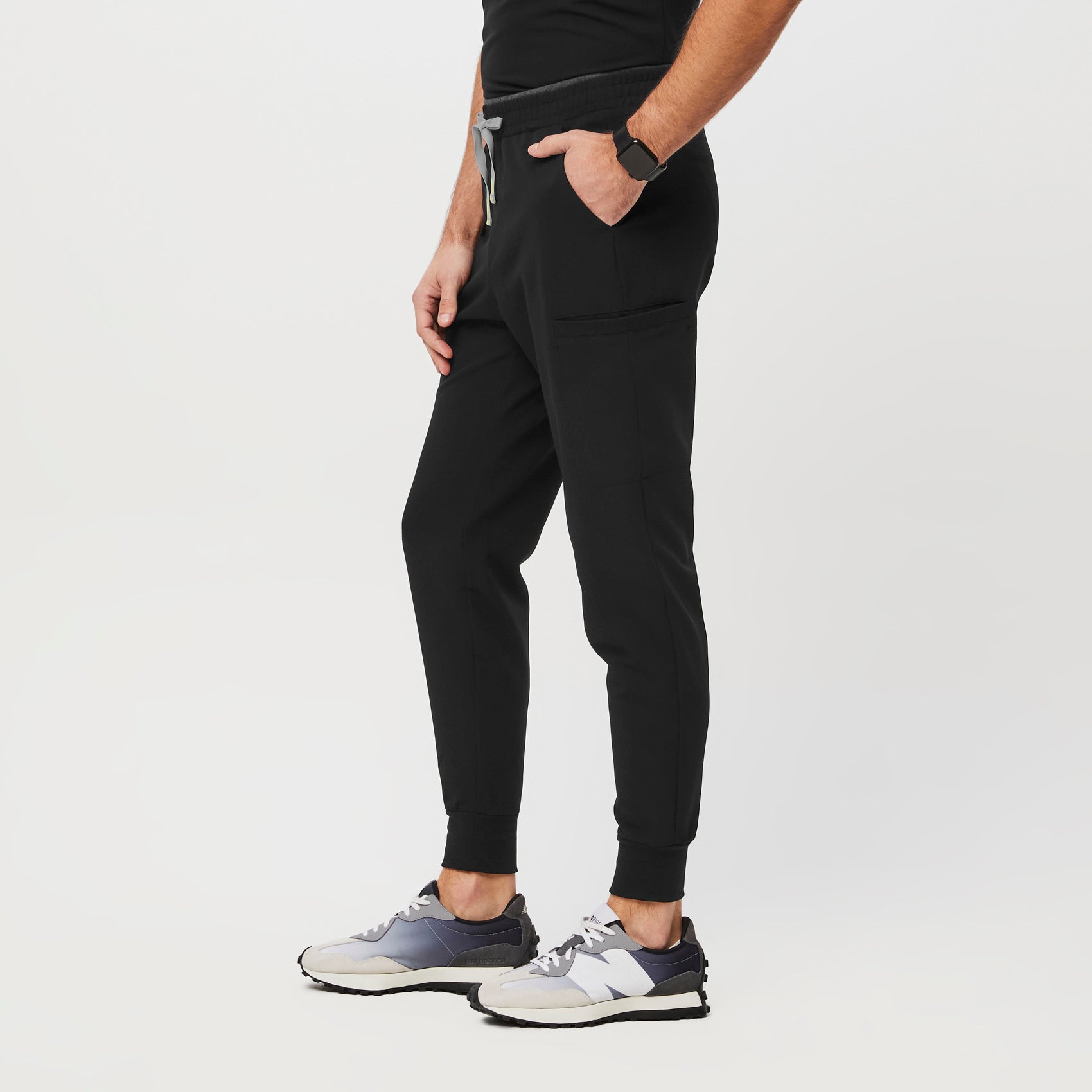 https://cdn.shopify.com/s/files/1/0139/8942/products/Q1_2023_12_BLACK_ANSEL-SLIM-JOGGER_M_NORBI_12561.jpg?v=1677624408