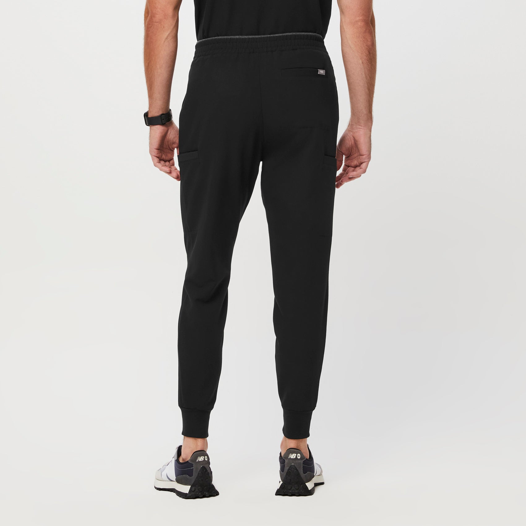https://cdn.shopify.com/s/files/1/0139/8942/products/Q1_2023_12_BLACK_ANSEL-SLIM-JOGGER_M_NORBI_12575.jpg?v=1677624408