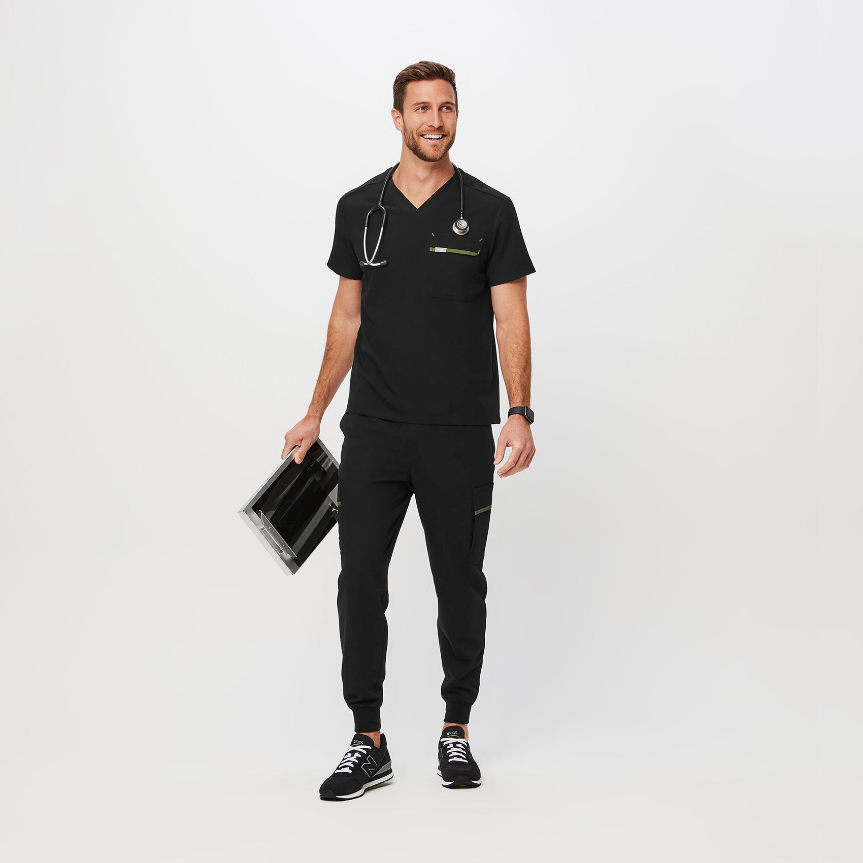 https://cdn.shopify.com/s/files/1/0139/8942/products/Q4_2022_11_BLACK_LEON-UTILITY-CARGO-CONTRAST_M_COREY_00432.jpg?v=1671749288
