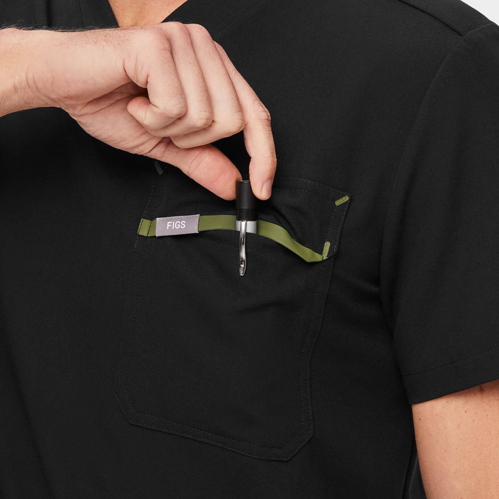 https://cdn.shopify.com/s/files/1/0139/8942/products/Q4_2022_11_BLACK_LEON-UTILITY-CARGO-CONTRAST_M_COREY_00488.jpg?v=1674863908