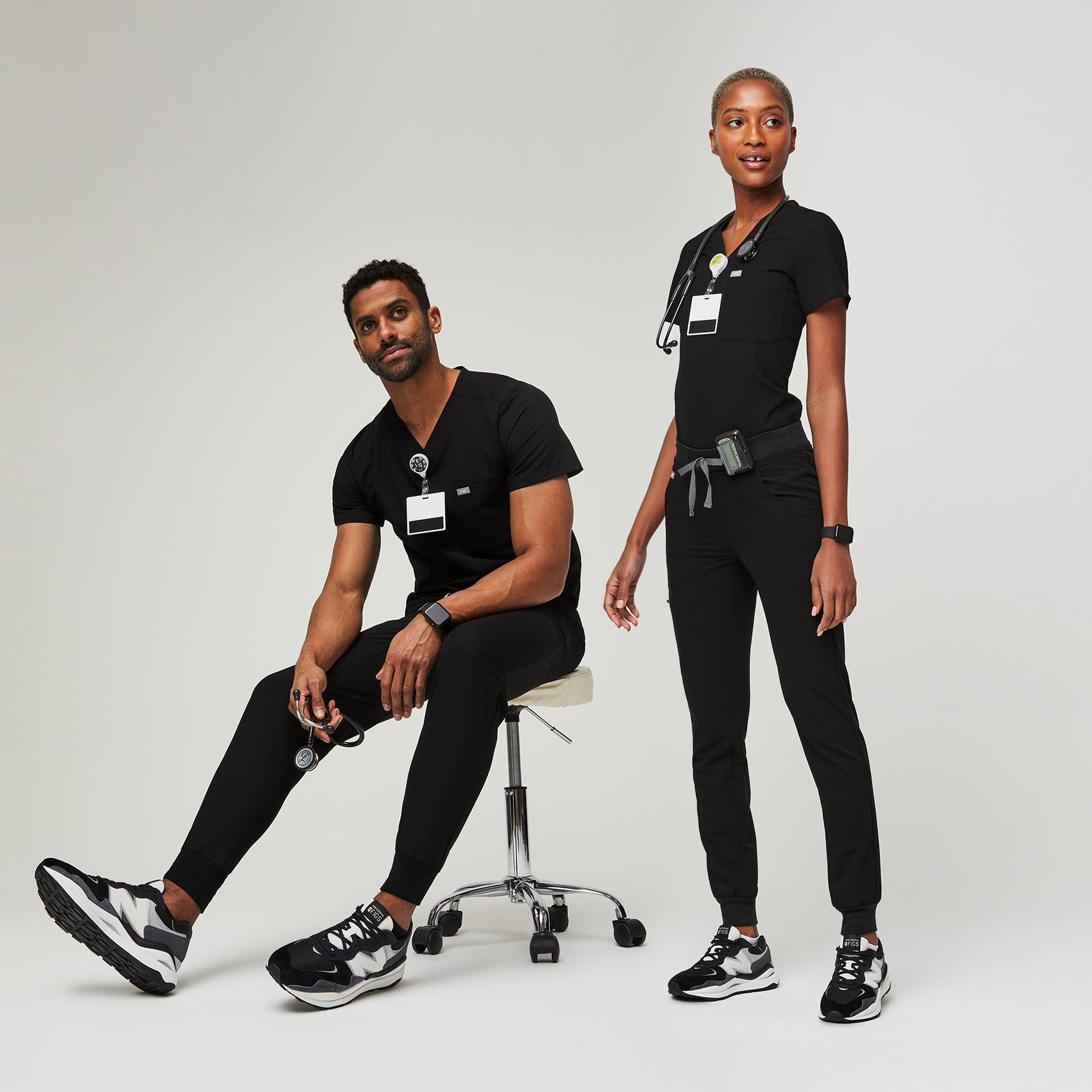 https://cdn.shopify.com/s/files/1/0139/8942/products/Unisex-New-Balance-5740-black-4.jpg?v=1683043943
