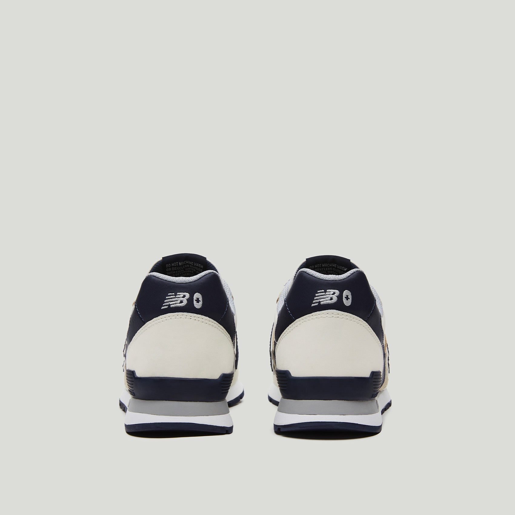 https://cdn.shopify.com/s/files/1/0139/8942/products/Unisex-New-Balance-996-navy-3.jpg?v=1675984635